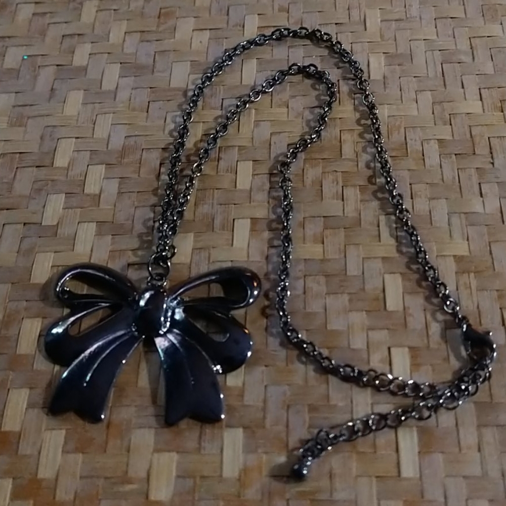 $10 SALE 😻 Metallic Bow Necklace - Picture 2 of 3